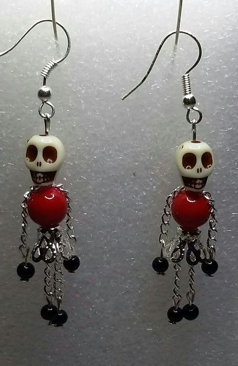 Halloween Jewelry Diy, Anting Manik, Funny Jewelry, Iphone Wallpaper Glitter, Diy Armband, Ideas For Halloween, Beaded Crafts, Skull Jewelry, Beaded Skull