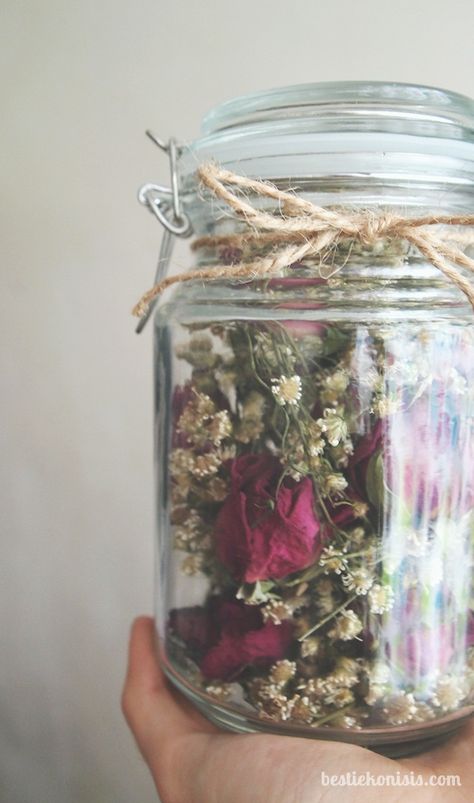 what to do with dried flowers Dried Flowers Diy, Diy Fleur, Drying Roses, Decoration Shabby, Deco Floral, Mason Jar Diy, Memorial Keepsakes, How To Preserve Flowers, Flowers Diy