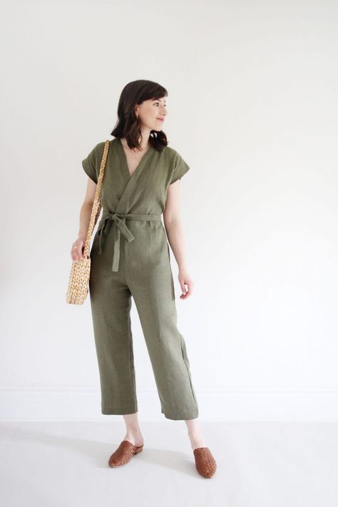 Linen Jumpsuit Outfit, Mule Outfit, Olive Green Outfit, Summer Jumpsuit Casual, Classic Closet, Casual Chic Summer, Look Formal, Wrap Jumpsuit, Green Wrap