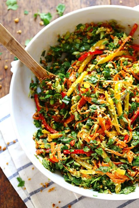 This Chopped Thai Salad with Sesame Garlic Dressing is THE BEST! A rainbow of power veggies with a yummy homemade dressing. #vegan #vegetarian #healthy #sugarfree #cleaneating | pinchofyum.com Sesame Garlic Dressing, Spicy Cashews, Garlic Dressing, Thai Salad, Pinch Of Yum, Thai Salads, Salad Pasta, God Mat, Diet Vegetarian