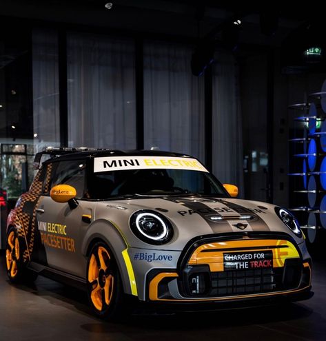 Mini Cooper Rally Car, Care Artwork, Mini Cooper Stripes, Mini Cooper Wallpaper, Mini Cooper Custom, New Mini Cooper, Auto Mini, Mini Jcw, Mini Cooper Convertible