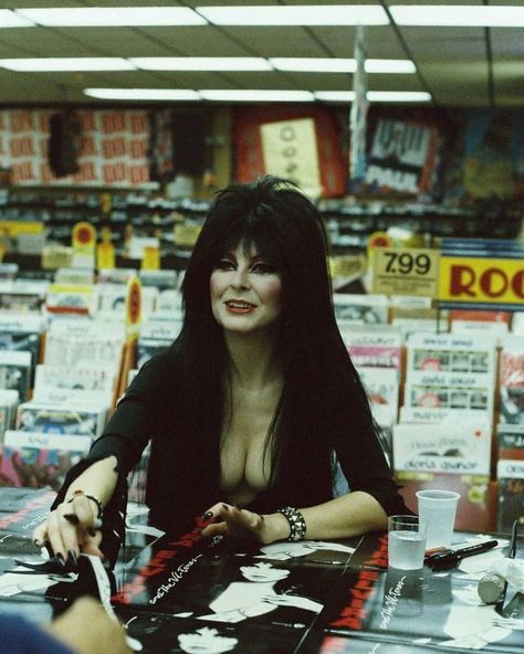 Elvira Movies, Cassandra Peterson, Elvira Mistress Of The Dark, Dark Pictures, Spooky Vibes, Vintage Horror, B Movie, Dark Beauty, Cultura Pop