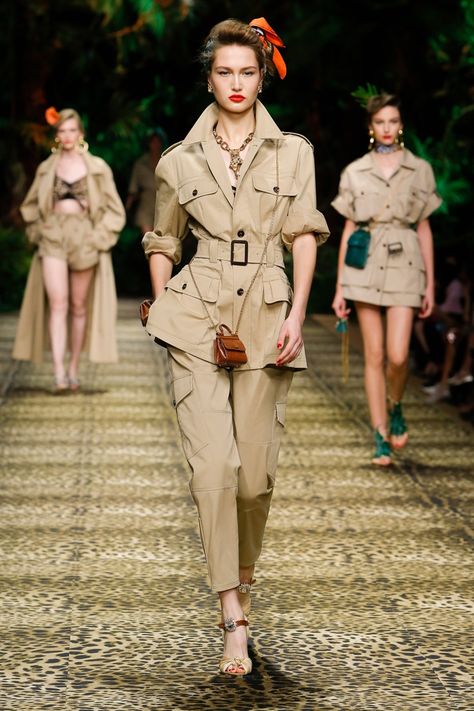 Dolce & Gabbana Goes Tropical for Spring 2020 Moda Safari, Dolce And Gabbana Fashion Show, Safari Outfit, Safari Outfits, Capsule Closet, Vegan Bag, Catwalk Fashion, Womenswear Fashion, Safari Jacket