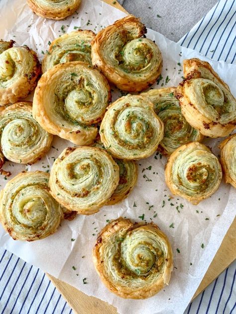 Pesto Pinwheels are the perfect quick and easy appetizer to serve at your next party!Not only do they look fancy, they also taste amazing! They are crunchy, buttery and have a delicious pesto flavor.With only a few simple store bought ingredients these adorable pinwheels couldn’t be easier to make. These can be made ahead of time and served at room temperature, which in my opinion tastes even better.You can take these simple Pesto Pinwheels up a notch by adding in extra cheese, bacon,… Pesto Pinwheels Puff Pastry, Pesto Pinwheels, Cheese Twists, Impressive Appetizers, Pesto Cheese, Cheese Pinwheels, Olive Tapenade, Quick And Easy Appetizers, Twist Bun