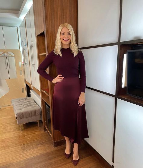 Holly Willoughby Style, Holly Willoughby Legs, Holly Willoughby Outfits, Classy Outfits For Women, Asymmetric Skirt, Miss Her, Holly Willoughby, Modest Dresses Casual, Inspo Board