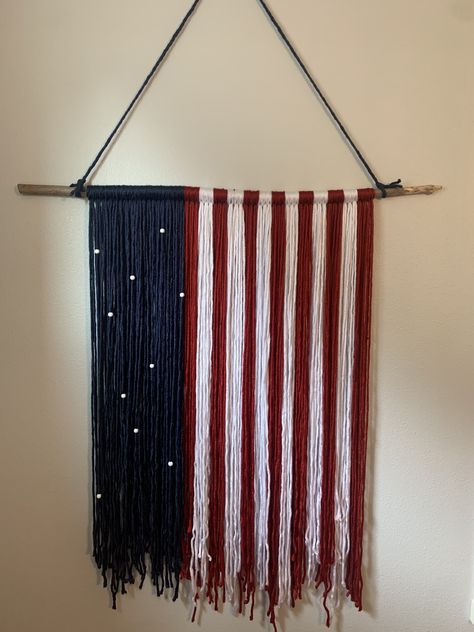 Macrame American Flag Tutorial, Flag Macrame, Macrame Flag, Macrame American Flag, American Flag Macrame Wall Hanging Diy, Red Macrame Wall Hanging, American Flag Wall Hanging, Flag Wall Hanging, American Flag Wall