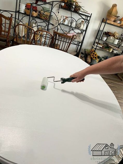 If you're decorating on a budget then you'll love this Joanna Gaines inspired rustic farmhouse oval table and chairs makeover idea. This diy farmhouse upcycle painted furniture idea is perfect if you have an old table that you want to flip. Check out the before and after photos for some upcycling inspiration. #diy #table #makeover Diy Dining Table Makeover, Table And Chairs Makeover, Diy Table Makeover, Dining Chair Makeover, Diy Esstisch, Dining Room Table Makeover, Dining Table Makeover, Diy Dining Room Table, Painted Dining Table