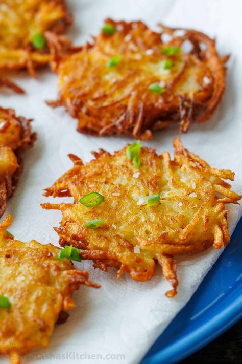 Potato Latkes With Frozen Hashbrowns, Baked Latkes Oven, Slice Potato Recipes, Latka Recipe Potato Latkes, Potatoe Latkes Recipe Jewish, Fried Potato Pancakes, Potatoe Latkes Recipe, Egg Potato Recipes, Potato Pankaces