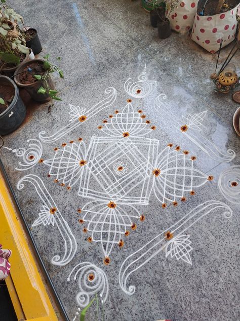 Padi kolam House Warming Kolam, Dhanurmasam Muggulu Simple, Jhuti Designs, Dhanurmasam Muggulu, Geethala Muggulu, Simple Muggulu, Pattern Design Drawing, Easy Rangoli Designs Videos, Dot Rangoli