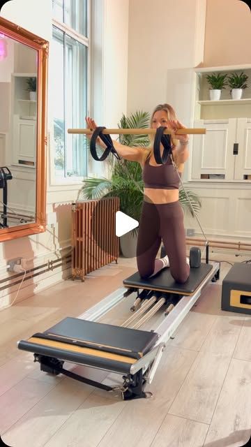 Pilates Reformer Upper Body Workout, Pilates Workout Reformer, Reformer Workout, Pilates Teacher Training, Wake Up Yoga, Reformer Pilates, Pilates Teacher, Pilates Ring, Home Exercise Routines