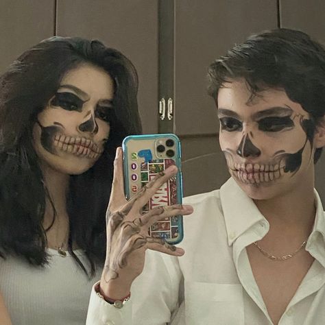 Skeleton Makeup Couple, Men Costume Ideas Halloween, Maquillaje Y2k, Face Paint For Men, Skeleton Tutorial, Halloween Coustumes, Tate Langdon, Trendy Halloween Costumes, Halloween Makeup Easy