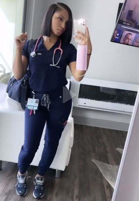 Cute Nurses Scrubs, Er Nurse Accessories, Black Nurses In Scrubs, Nurse Bae Aesthetic, Nursing Esthetics, First Day Of Nursing School Outfit, Nurse Looks Scrubs, Cna Nurse Aesthetic, Nursing Scrubs Outfits Fashion