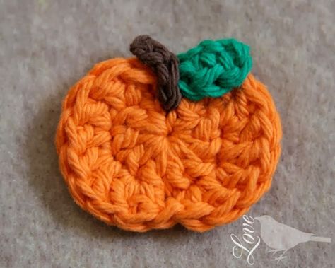 Only the best free crochet pumpkin patterns on the web - mallooknits.com Small Crochet Pumpkin Applique, Easy Crocheted Pumpkins Free Pattern, Autumnal Crochet, Appliques Au Crochet, Pumpkin Tutorial, Bird Crochet, Crochet Pour Halloween, Crochet Embellishments, Pumpkin Applique