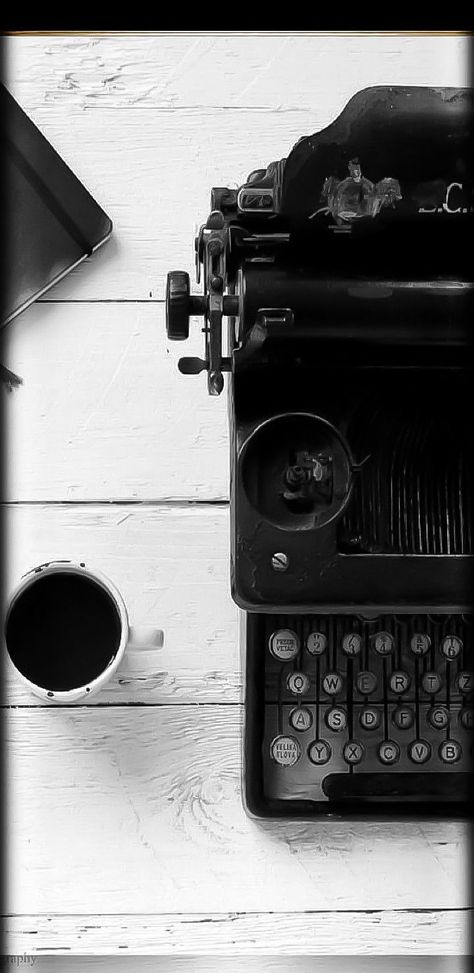 Old School Room, Retro Cafe, Coffee Photography, Vintage Typewriters, A Cup Of Coffee, Coffee And Books, Vintage Coffee, Coffee Addict, Cup Of Coffee