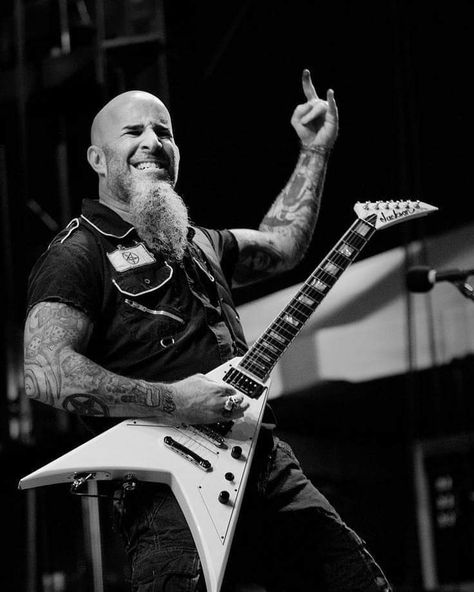 Scott Ian (Anthrax) Airborne Toxic Event, The Airborne Toxic Event, Scott Ian, Flying V Guitar, Coheed And Cambria, Famous Guitars, Heavy Metal Girl, Live Music Photography, Bass Guitarist