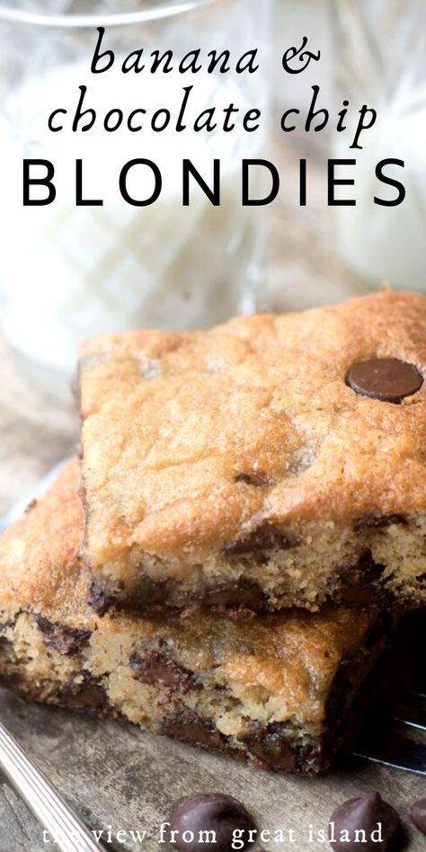 Banana Chocolate Chip Blondies will win you over with their moist dense texture, lots of banana flavor, and dark chocolate chips! #easy #recipe #blondies #banana #chocolatechip #dessert #snack #brownies #chocolate #baking White Chocolate Blondies Recipe, Chocolate Blondies Recipe, Decadent Cheesecake, Recipe Cheesecake, Chocolate Chip Blondies, Make Chocolate Chip Cookies, Brownies Chocolate, Levain Bakery, Homemade Snickers