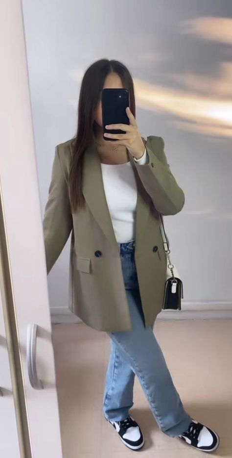 Zara Employee Outfit, Zara Khaki Blazer Outfit, Khaki Blazer Outfit, Blazer Outfits Women, Pear Body Shape Outfits, Zara Drip, Khaki Blazer, Mode Zara, Zara Outfit