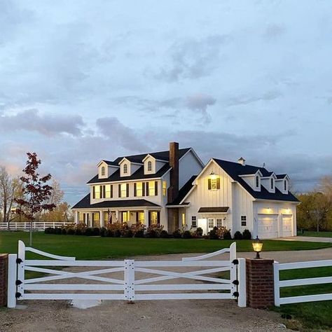 Dröm Hus Planer, Dream House Country, Dream Farmhouse, White Fence, Barn Style House Plans, Dream Life House, Casa Country, Farmhouse Style House Plans, Farmhouse House