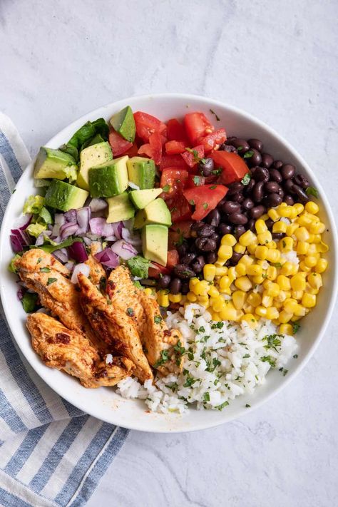 Chicken Burrito Protein Bowl {Chipotle Inspired Recipe} - FeelGoodFoodie Protein Bowl, Healthy Bowls Recipes, Resep Salad, Chicken Burrito, Healthy High Protein Meals, Resep Diet, Healthy Food Inspiration, Healthy Bowls, Easy Healthy Meal Prep