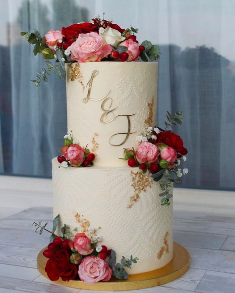 Wedding Cakes Initials, Two Tier Wedding Cake With Flowers, Cake Design For Engagement, Wedding Cake Initials, Tier Cake Designs, Wedding Cakes One Tier, Henna Cake, Cakes Aesthetic, Floral Cake Design