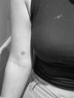 Tiny Daisy Tattoo Simple, Mini Daisy Tattoo, Micro Flower Tattoo, Daisy Tattoo Fine Line, Margherita Tattoo, Daisy Minimalist Tattoo, Minimalist Tattoo Arm, Tattoo Daisy Flower, Daisy Fine Line Tattoo