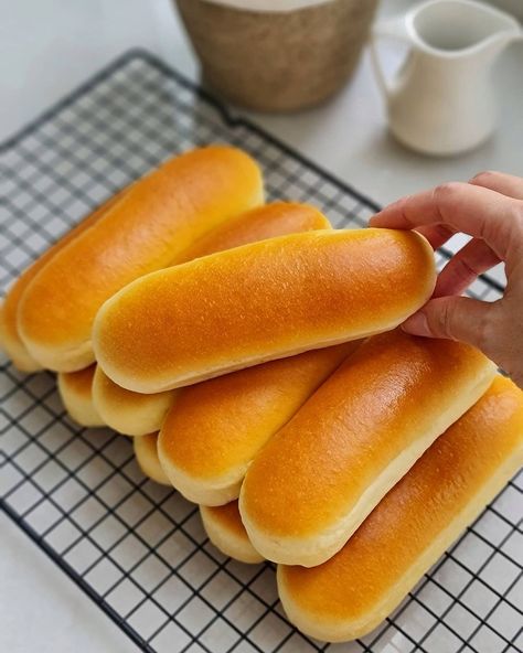 @rondut on Instagram: “Pagi prends 🤗🤗🤗 Paksu request roti buat bawak bekal...kali ini bikin yg gak macam2 kok modelnya 🤭🤭 bikin roti long john gini rencana mau…” Butter Roll, Long John, Hot Dog Buns, Hot Dogs, Rolls, Yummy Food, Bread, Cake, On Instagram