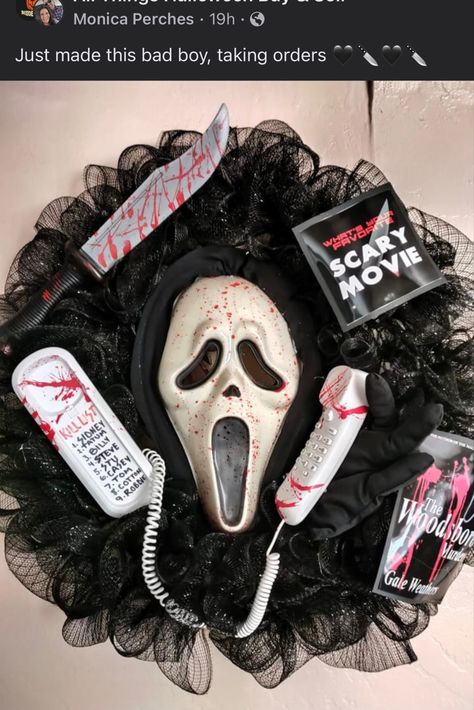 Scream Halloween Wreath, Ghostface Halloween Decor, Scream Movie Halloween Decorations, Ghost Face Wreath, Scream Wreath Halloween, The Ring Halloween Decoration, Ghostface Wreath, Horror Centerpieces, Horror Movie Wreath