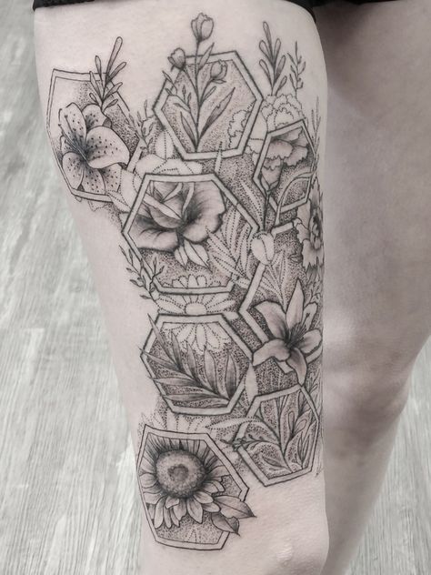 Beautiful black and gray thigh tattoo with hexagons and flowers. Honeycomb Tattoo Leg Sleeve, Hexagon Nature Tattoo, Thigh Tattoos Geometric, Honey Comb Leg Tattoo, Honeycomb Floral Tattoo, Honey Comb Floral Tattoo, Honeycomb Leg Tattoo, Geometric Thigh Tattoo Women, Hexagon Tattoo Sleeve