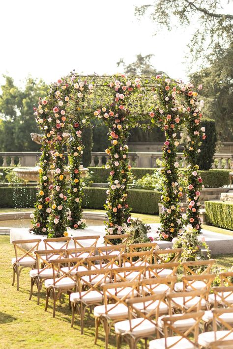 Sunny Outdoor Wedding Ceremony Bridgerton Style Wedding Decor, Regency Style Wedding, Regency Wedding Aesthetic, Regency Wedding Theme, Acnh Regency, Bridgerton Wedding Theme, Regency Era Wedding, Bridgerton Decor, Mansion Inside