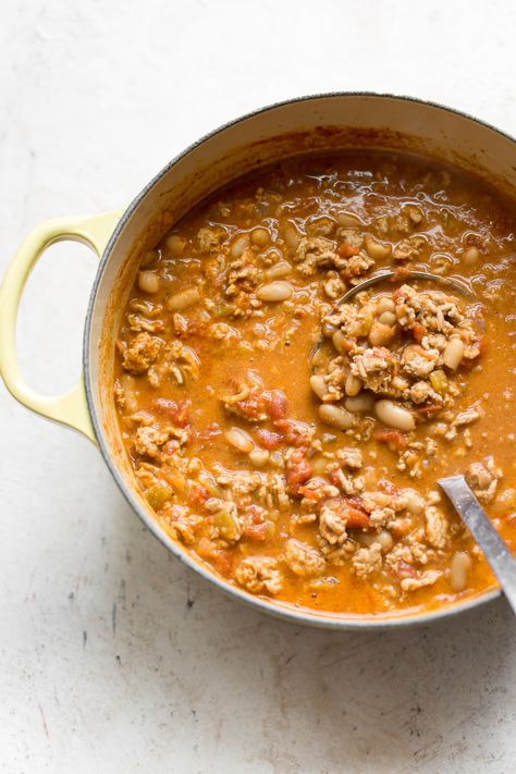 This turkey and white bean chili makes amazing leftovers and is great for meal prep! White Beef Chili, Bean Chili Crockpot, White Bean Chili Crockpot, Turkey White Bean Chili, Turkey And White Bean Chili, Turkey Sweet Potato Chili, White Bean Chili Recipe, Gf Soups, Chili Turkey