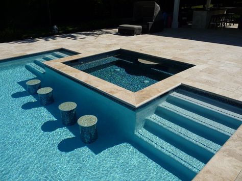 Pool coping and blue color/ mini pebbles Moderne Pools, Pools Backyard Inground, Hot Tub Backyard, Diy Swimming Pool, Cool Swimming Pools, Small Pool Design, Swim Up Bar, Rectangular Pool, Modern Pools