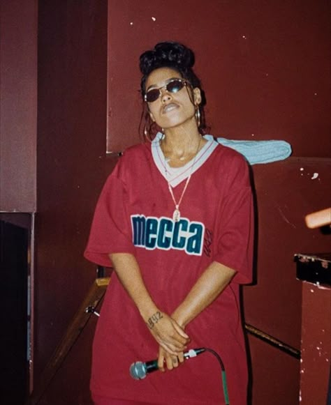 Princess Nokia in a extra large, red mecca jersey, the chain and glasses adds a nice swagger to the look. Hip Hop Style 90s, 90s Hip Hop Fashion, Red Wall, 90s Hip Hop, Hip Hop Style, 90s Fashion Outfits, 90s Aesthetic, 90s 2000s, Aaliyah