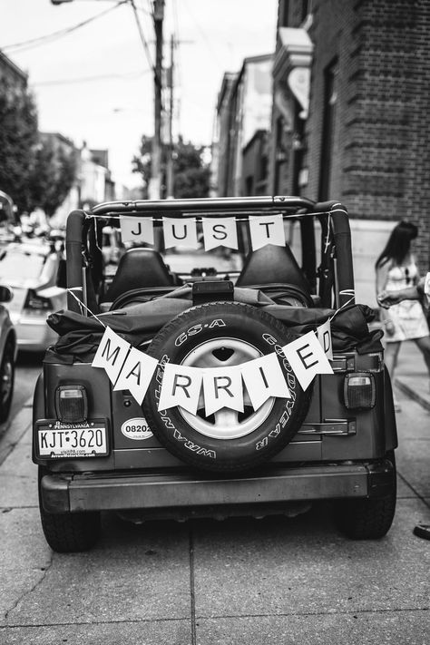 Wrangler Wedding, Exit Car Wedding, Just Married Jeep, Jeep Getaway Car Wedding, Getaway Car Wedding Decoration, Wedding Exit Car Photos, Old Car Wedding Exit, Getaway Car, Wedding Exits