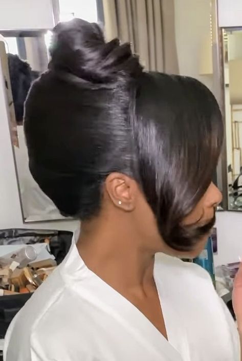 French Roll Black Women, Bridal Updo Black Women, French Roll Hairstyle For Black Women, French Bun Hairstyles, Bridal Shower Hairstyles, Cooperate Baddie, Elegant Updo Hairstyles, French Roll Updo, Classic Updo Hairstyles