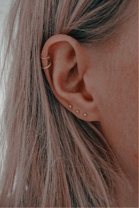 Helix Piercing Hoop Double, Ear Piercings Helix Hoop Double, Double Helix Aesthetic, Piercings Ear Simple, Double Earlobe Piercing Ideas, Double Helix Piercings Aesthetic, Doppel Helix Piercing, Helix Double Piercing, Double Helix Piercing Hoop