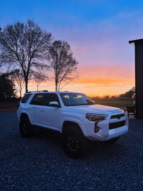 Four Runner Toyota Lifted, 2019 Toyota 4runner, Toyota 4runner Sr5 Premium, 4 Runner Toyota Interior, 4 Runner Toyota Aesthetic, Lifted Four Runner, Lifted Toyota 4runner, New Car Vision Board Toyota, White Four Runner