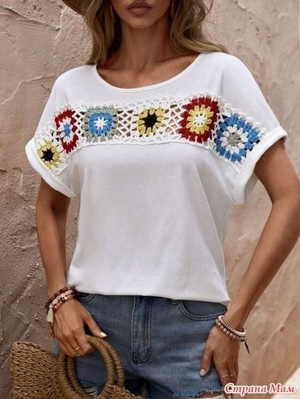 Crochet Top With Fabric, Crochet T Shirts, Crochet Ladies Tops, Crochet Square Patterns, Floral Crochet, Crochet Shirt, Crochet Square, Crochet Blouse, Fabric Floral