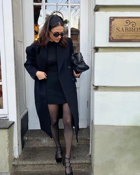 9 Elegant Autumn Outfits I'll Be Wearing to Look Chic This Season | Who What Wear Demure Outfit, Black Fall Outfits, Long Outerwear, Paris Outfits, Womens Fashion Inspiration, Autumn Outfits, All Black Outfit, Autumn Outfit, Fall Fashion Trends