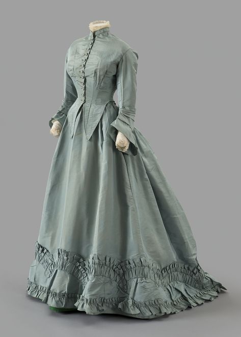 Worth afternoon dress ca. 1867 From the Albany Institute of History & Art 1800s Dresses, 1800's Dress, Walking Dress, Easter Dresses For Toddlers, Old Dress, Plum Dress, 1800s Fashion, Old Fashion Dresses, Afternoon Dress