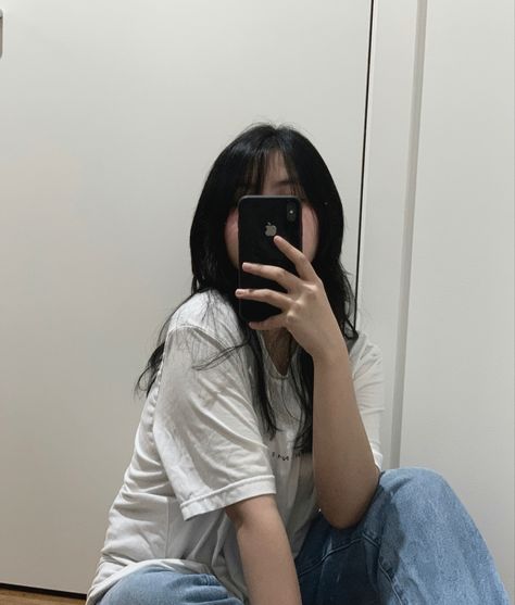 Sitting In Front Of Mirror Selfie, Mirror Poses For Shy People, Photo In Front Of The Mirror, Sitting Mirror Selfie, Asian Mirror Selfie, Asian Mirror Picture, Girl Picturing In The Mirror Black Hair, Face Mirror, Mirror Selfie Poses