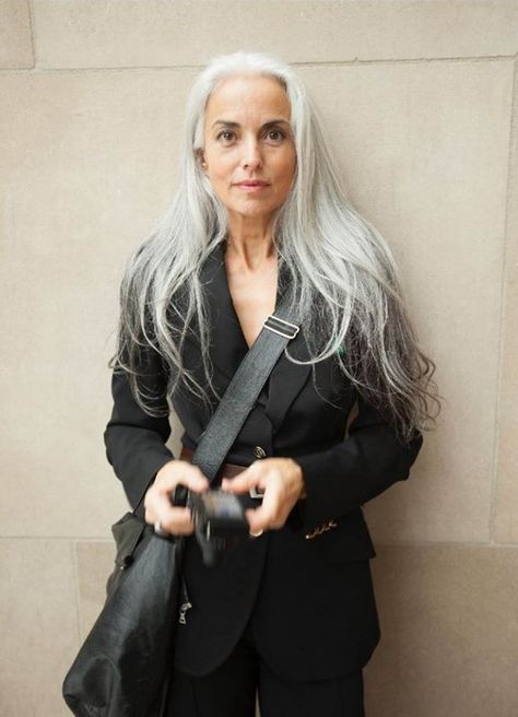 Stunning grandmother and top model Yasmina Rossi reveals her secrets to looking younger - and you can find most of these in your pantry! Long Grey Hair, Yasmina Rossi, 60 Year Old Woman, Grey Hair Inspiration, Beautiful Gray Hair, Long Gray Hair, Advanced Style, Ageless Beauty, Aging Gracefully