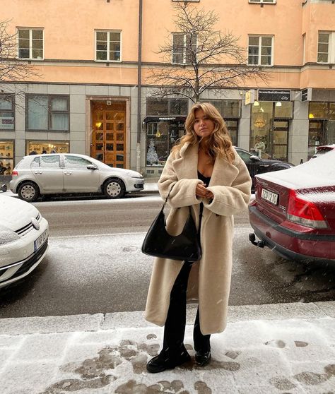 MATILDA DJERF on Instagram: “your go-to “I need to cry it out” song?” Djerf Outfits, Chilly Fits, Matilda Djerf Style, European Winter, Nyc Fits, Skandinavian Fashion, Winter Inspo, Pastel Outfit, Matilda Djerf