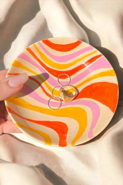 Ring Bowls Clay Aesthetic, Abstract Painting Pottery, Groovy Pottery Painting, Swirl Pottery Painting, Paint It Pottery Ideas, Retro Pottery Painting Ideas, Paint Pottery Inspiration, Paint Your Own Pottery Bowl Ideas, Colourful Pottery Painting