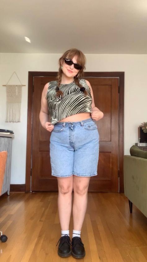 Jorts Outfit Idea Midsize, Jorts Outfit Mid Size, Mid Size Summer Outfits Aesthetic, Midsize Jorts Outfit, 90s Fashion Midsize, Midsize 90s Fashion, Robyn Core, Plus Size Jorts, Mid Size Outfits Summer