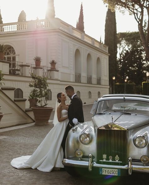 Old Money Aesthetic Bride, Vintage Cars For Wedding, Wedding Inspo Italy, Old Money Aesthetic Wedding Photography, Vintage Wedding Photoshoot Ideas, Wedding Venues Old Money, Old School Car Wedding Photos, Okd Money Wedding, Wedding Pictures With Car