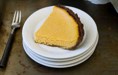 Pumpkin cheesecake pie Pie With Chocolate Crust, Pumpkin Pie Chocolate, Pumpkin Cheesecake Pie, Maple Pumpkin Pie, Pumpkin Pie Ingredients, Pie Chocolate, Recipes For Fall, Pumpkin Pie Cheesecake, Graham Cracker Crust Pie