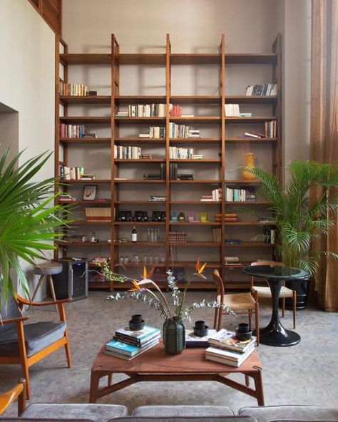 the social food on Instagram: "🌱Le Salon de la Casa9 à Mexico city ✨#casa9 #roma" Modern Library Room, Midcentury Bookshelf, Mid Century Modern Bookcase, Mid Century Bookcase, Home Bookshelves, Mid Century Modern Minimalist, Modern Library, California Living, Home Library Design