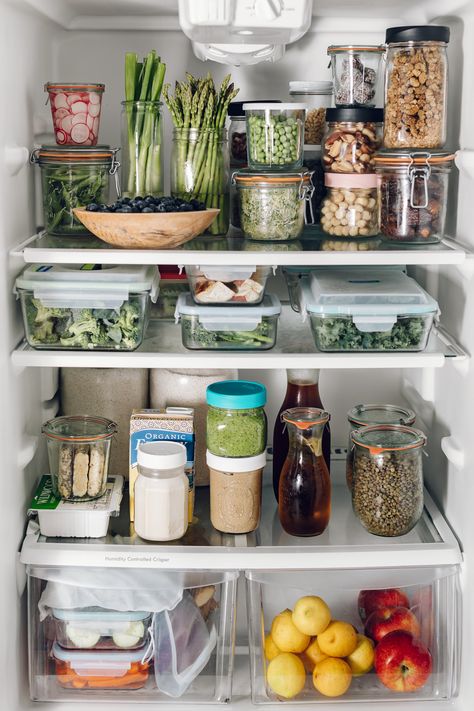 Stocked Fridge, Healthy Fridge, Refrigerator Organization, Fridge Organization, Home Organisation, Food Labels, Pantry Organization, Kitchen Pantry, Design Living