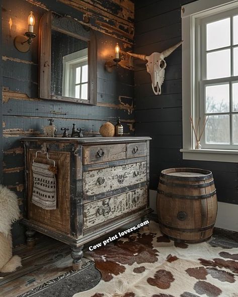 Western Chic Home Decor Interior Design, Barndo Designs, Western House Ideas, Cowboy Bathroom, Western Bathrooms, Rustic Antique Decor, Rustic Bathroom Remodel, Western Bathroom, Lakehouse Ideas