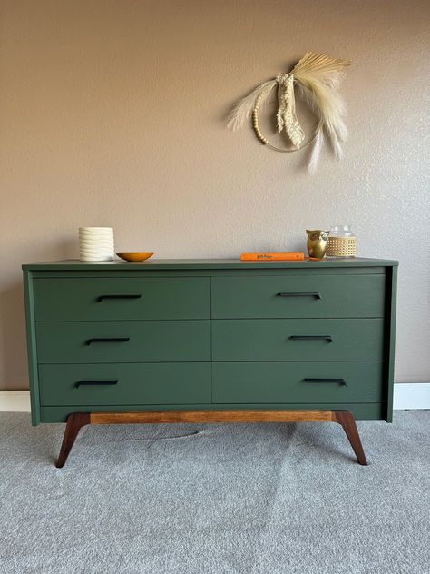 Green Mcm Dresser, Retro Dresser Makeover, Mid Century Modern Painted Furniture, Colorful Dresser Diy, Hunter Green Dresser, Colored Dresser, Green Drawer, Dresser Flips, Mcm Dresser